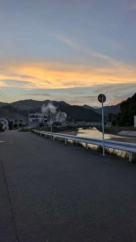 夕焼けに染まる里の道
