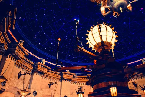 星空に包まれる、神秘的な天文台