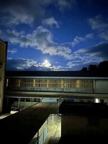 夜空の月、本気出しすぎ説