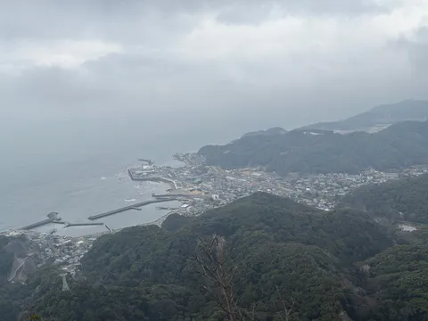 曇り空と港町の海