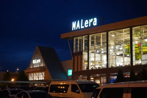 青い夜空に灯るMALeraの光