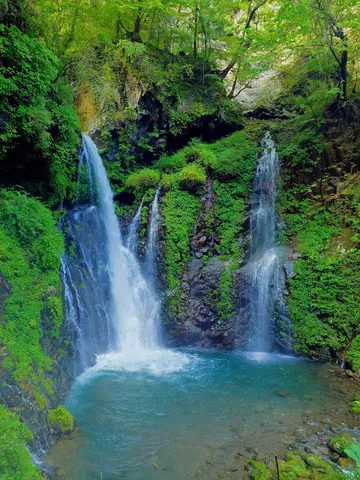 緑に溶ける滝の瞬間