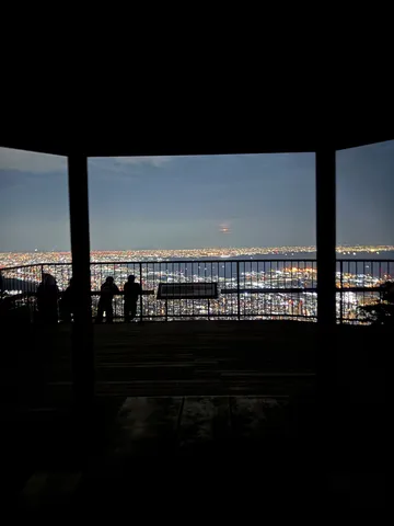 夜景を望む、静かな時間