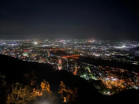 闇夜に輝く都会の灯り