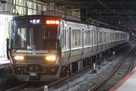 雨粒ときらめく駅の夜