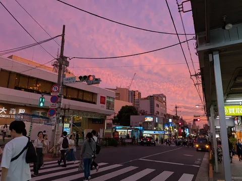 夕暮れの街角に染まる光景
