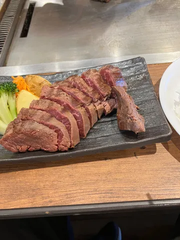 鉄板の上で焼かれるステーキ
