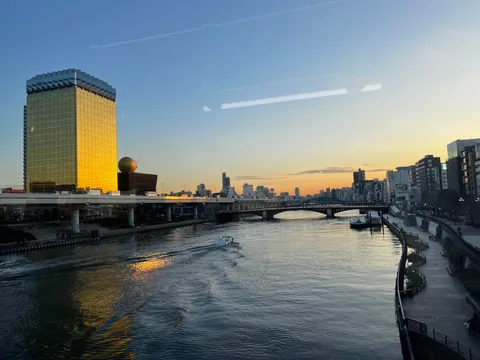 黄金のビルと夕暮れの川面