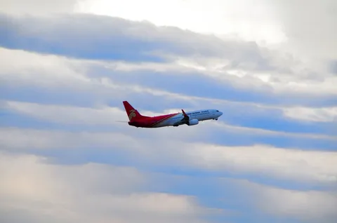 空に吸い込まれる赤い翼