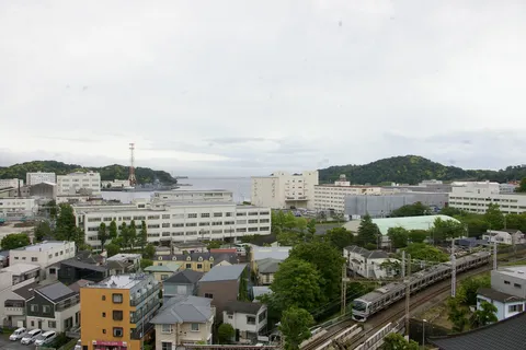 海と鉄道、そして街の営み