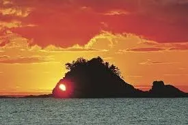 夕暮れの島と海の静寂