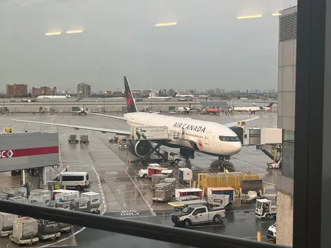 雨空の下、旅立ちの瞬間