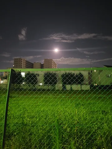 月明かりのフェンス越しの夜