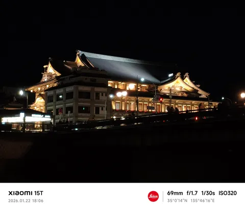 夜に輝く古都の灯り