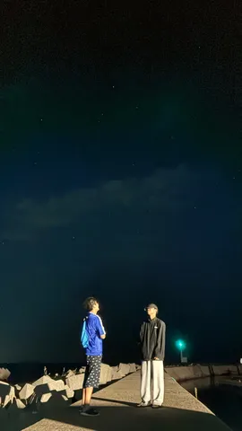 夜空と海辺の語らい