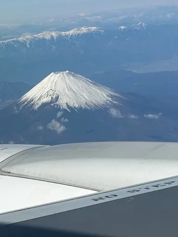 雲海と雪化粧の富士山