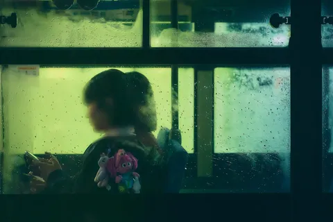 雨窓に映る静かな一瞬