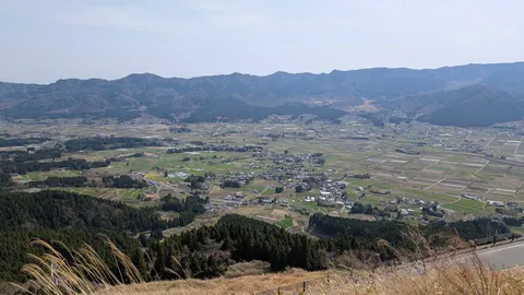 雄大な山裾に広がる田園風景