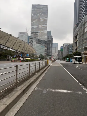 都会の雨模様、静かなる都市景観