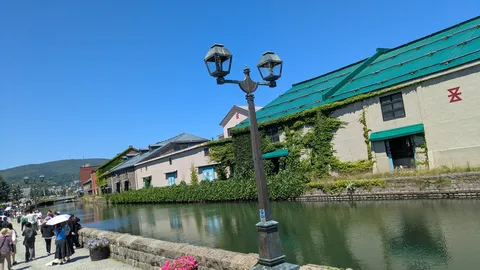 運河沿いのノスタルジックな散歩道
