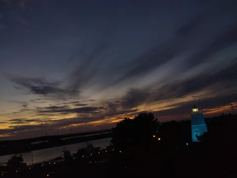 夕暮れの水辺に灯る光