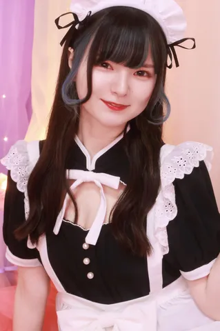 メイド服に包まれた、幻想的な微笑み