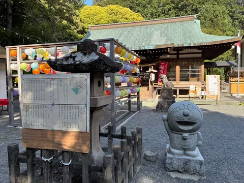 ドラえもん、お寺で七福神？