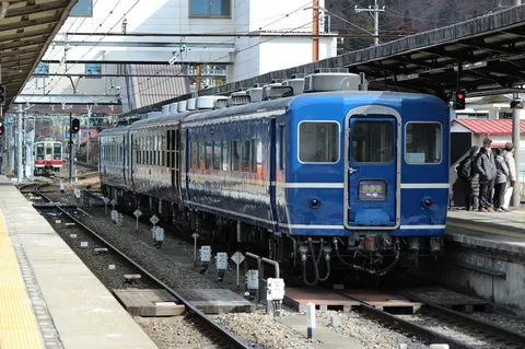 青い列車が描く駅の影
