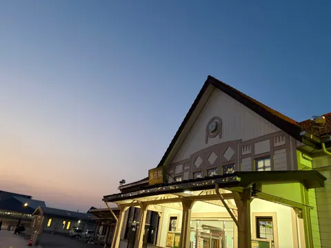 黄昏時の駅、静寂の刻