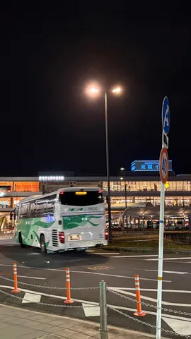 夜のターミナル、旅立ちの予感