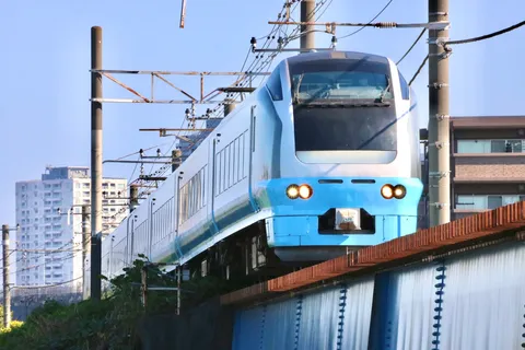 空を駆ける青い列車