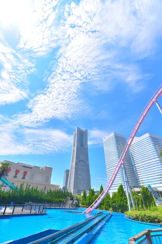 都会の空と水辺の遊園地