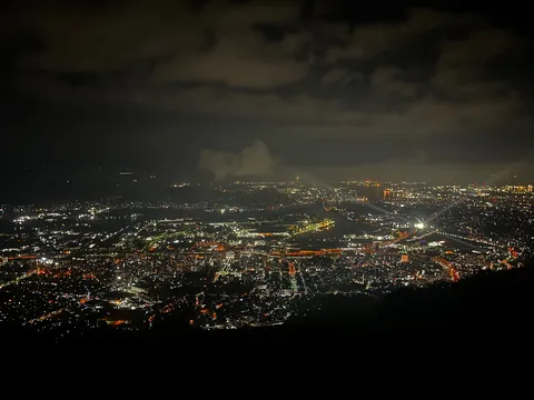 夜景に溶け込む街の灯り