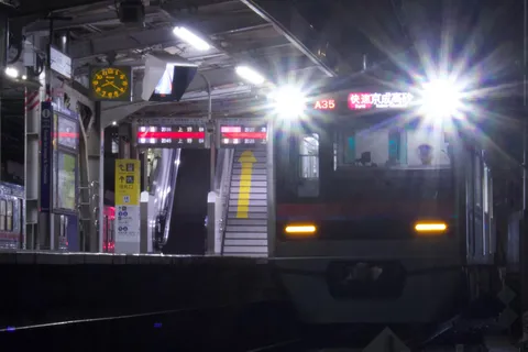 夜の駅、光と影のシンフォニー
