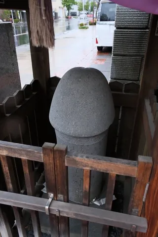石の力、見守る柵