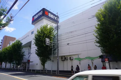 白壁に映える看板