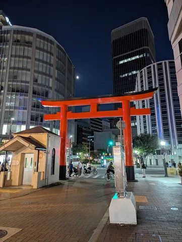 都会の夜空を彩る赤鳥居
