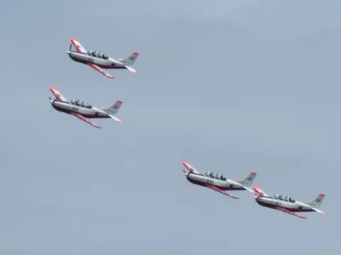 四機の飛翔と風の跡
