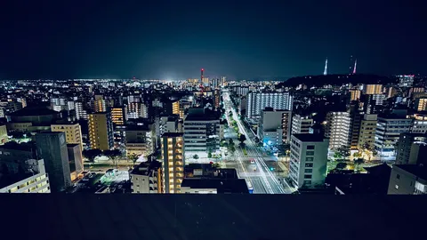 眠らない街の光の道