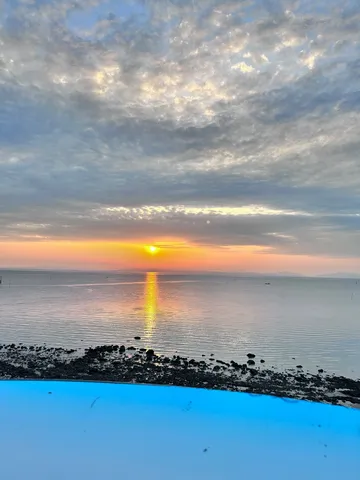 夕陽が描く水面の道