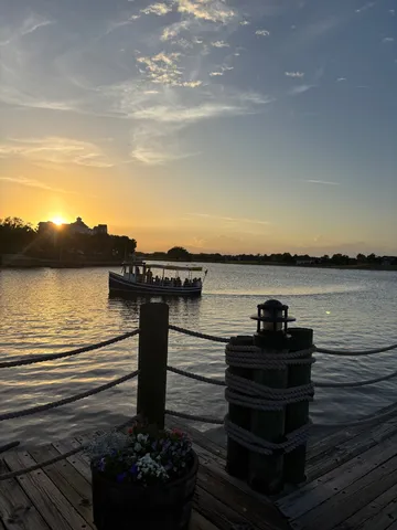 夕暮れ時の水辺、船旅の始まり