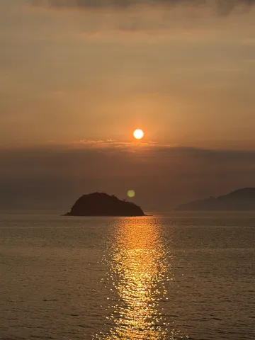 静寂の島、海に沈む夕日