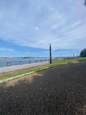 青空と海辺の遊歩道