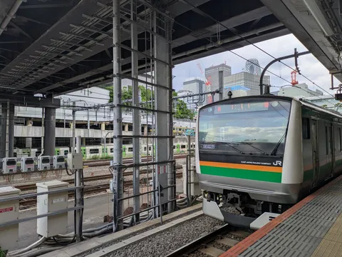 都会を駆ける銀色の顔