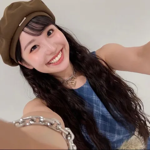 キュートな笑顔に映えるハートネックレス