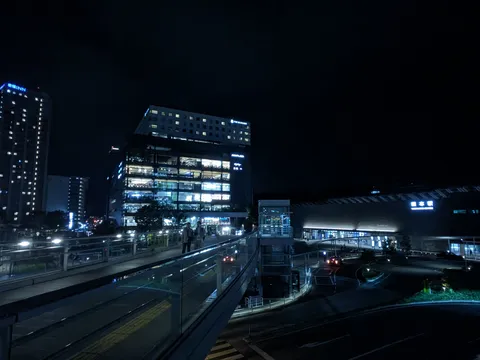 夜の青い街を歩く光景