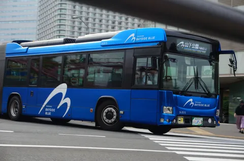 青いバスと都会の交差点