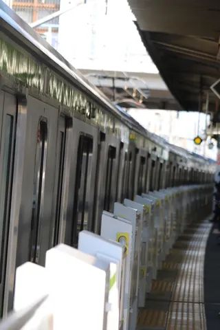 駅の改札、旅の始まり
