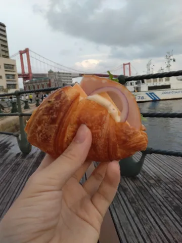 港の朝に光るクロワッサン