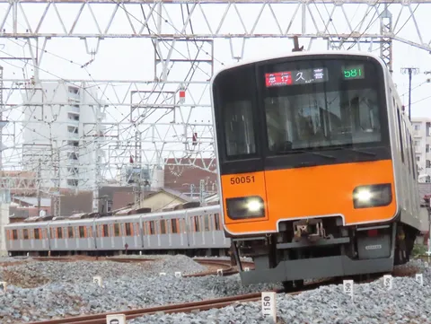オレンジとグレーのコントラスト、電車の旅